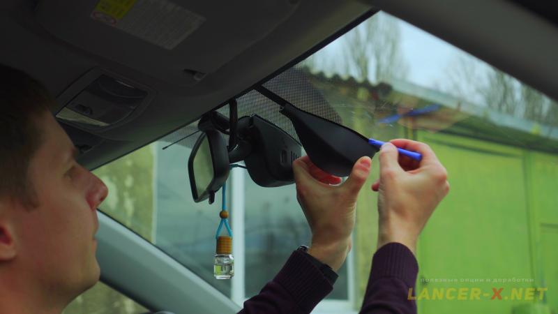 Как снять декоративную крышку датчика дождя на Mitsubishi Lancer 10